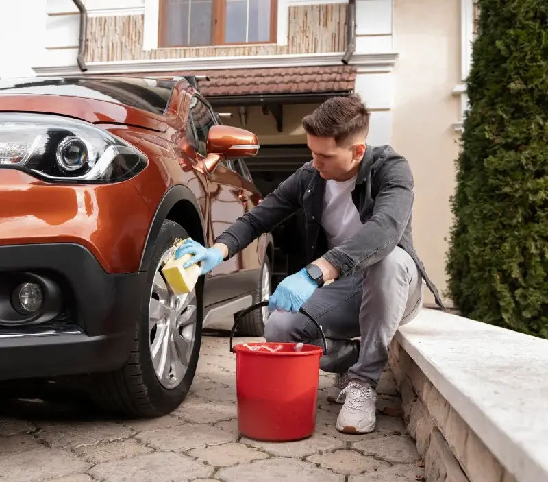 Lavage auto à domicile Coulonges-Cohan : professionnel intervenant sur un véhicule